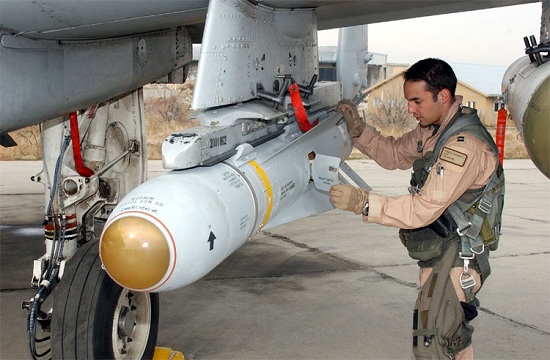  Piloto inspeciona um míssil AGM-65 Maverick em seu A-10 Thunderbolt II. 